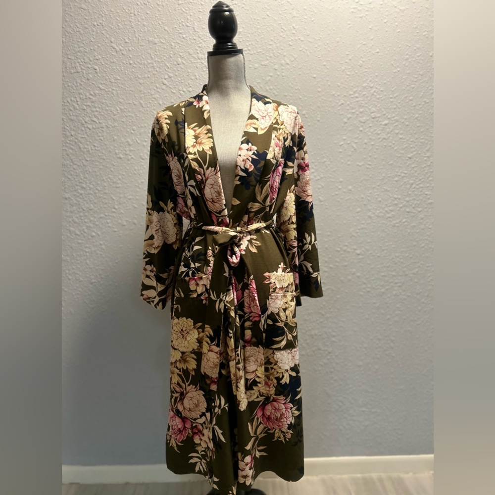 New York and Company Women’s Green Floral Printed Belted Evening Wear Robe Sz L